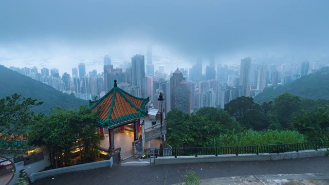 时间推移上午香港摩天大楼和多云的季节下雨-现代商务区城市视频素材