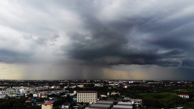 时间流逝，暴雨席卷城市。视频素材