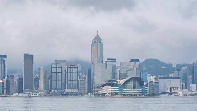 时隐时现多云的维多利亚湾和香港市中心的建筑基础设施-维多利亚港与现代化的商业建筑外城区视频素材