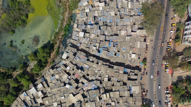 航拍图:印度孟买，沼泽和道路中间的房屋视频素材