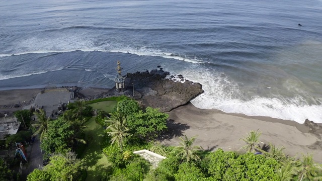 天线:巴厘岛沧谷海滩上的高大雕像视频素材