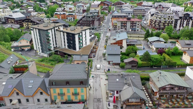 空中向前:令人惊叹的郁郁葱葱的青山在风景秀丽的小镇- Chamonix，法国视频素材