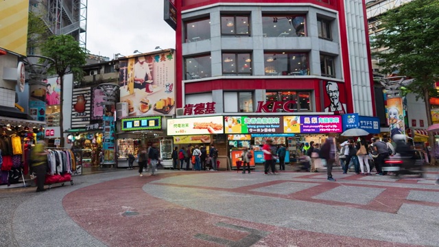 人们拥挤在西门町购物区，台北市。平移镜头视频素材