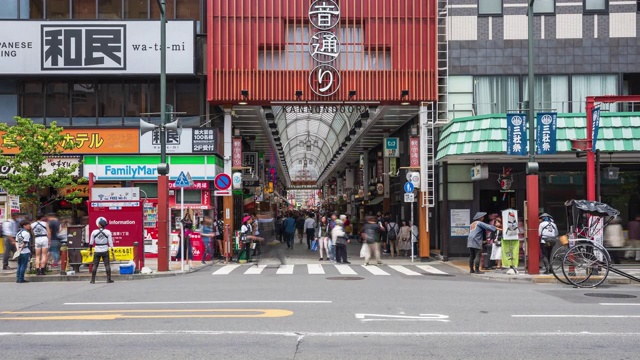 4K延时:日本东京浅草寺附近的市场上挤满了行人。缩小照片视频素材