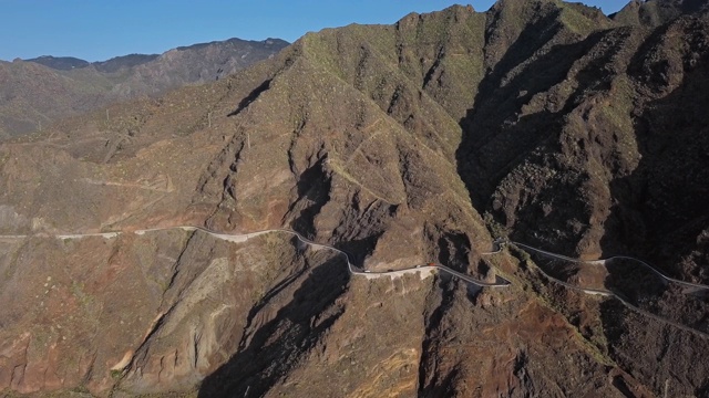 西班牙，加那利群岛，特内里费岛，帕拉斯特雷西塔斯海滩和圣安德烈斯村附近山路的空中全景图。视频素材