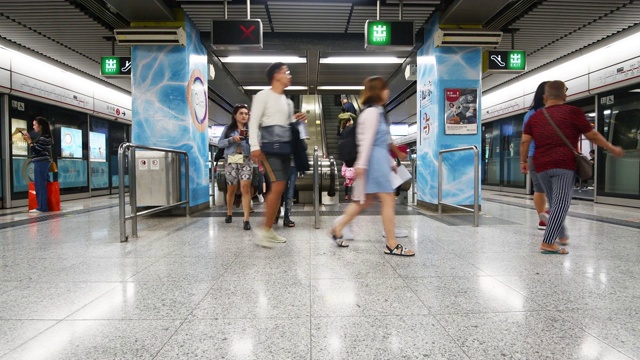 香港乘客在地铁里视频素材