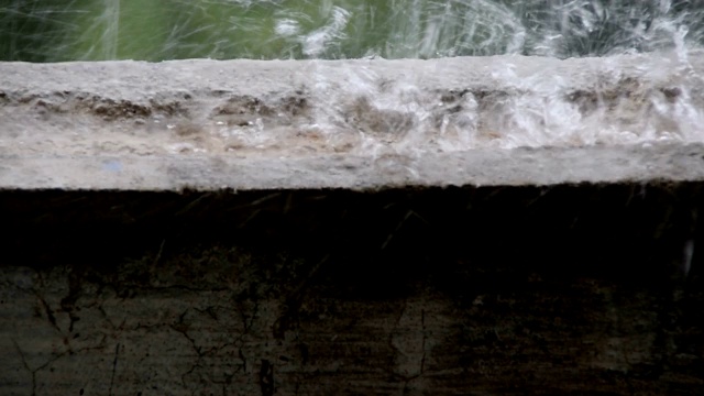 把雨水浇在混凝土板上视频素材