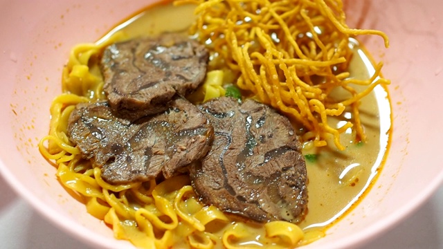 泰国北部风味-咖喱面汤(Khao soi)视频素材