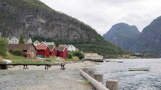 典型的挪威峡湾景观，岸边有红房子(rorbas)。视频素材