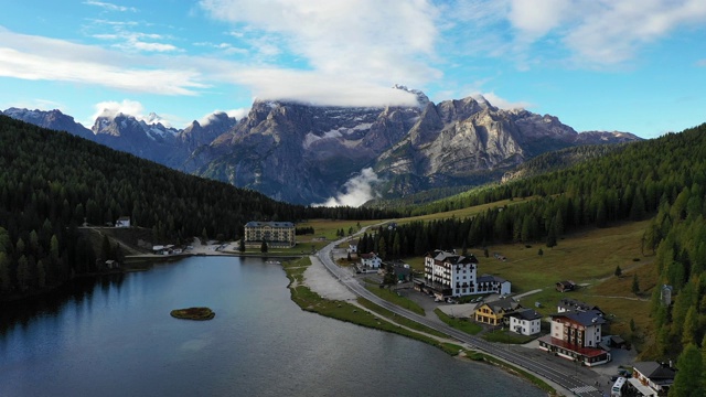 令人惊叹的风景米苏里纳湖与白云石山的背景，意大利。意大利东白云石旅游目的地全景自然景观。Dolomites的Misurina湖。意大利视频素材