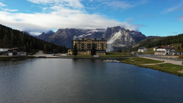 令人惊叹的风景米苏里纳湖与白云石山的背景，意大利。意大利东白云石旅游目的地全景自然景观。Dolomites的Misurina湖。意大利视频素材