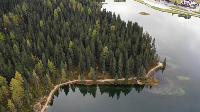 令人惊叹的风景米苏里纳湖与白云石山的背景，意大利。意大利东白云石旅游目的地全景自然景观。Dolomites的Misurina湖。意大利视频素材