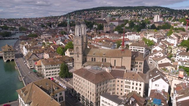 苏黎世Grossmünster旋转-空中4K视频素材