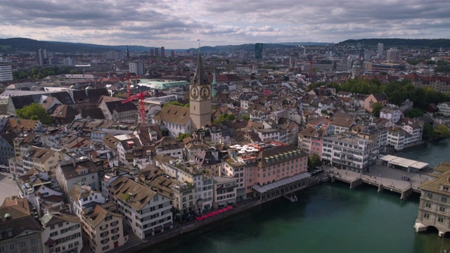 苏黎世Grossmünster到圣彼得教堂旅行- 4K航拍视频素材