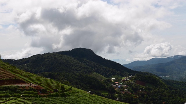 4K时间的云移动在绿色山谷山在Mon Jam，泰国视频素材