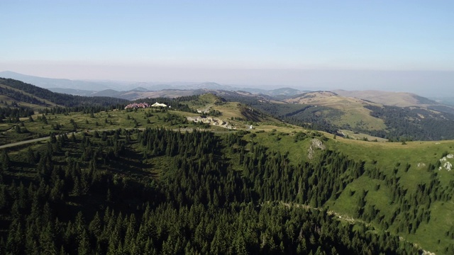 山顶上的山路视频素材