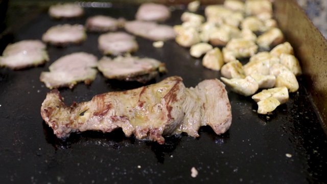 厨师在餐厅厨房里炸鸡肉和牛肉视频素材