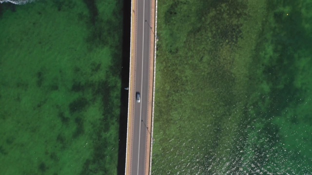 桥上俯瞰海湾景色视频素材