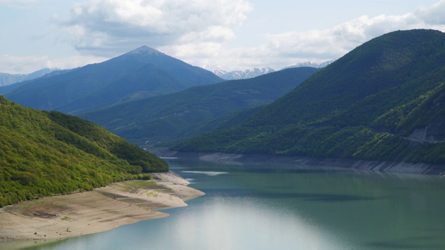 水库位于风景如画的群山之中视频素材