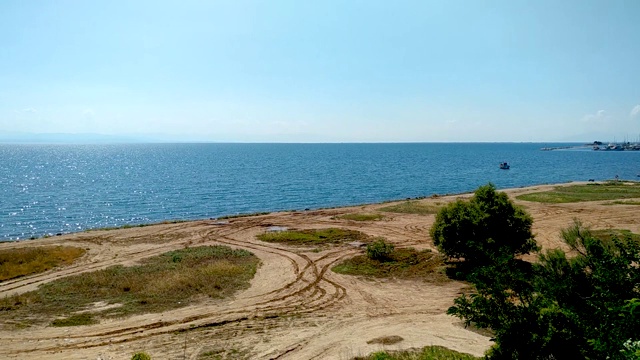 希腊塞萨洛尼基市荒凉的海岸线和令人惊叹的蓝色大海的全景视频素材