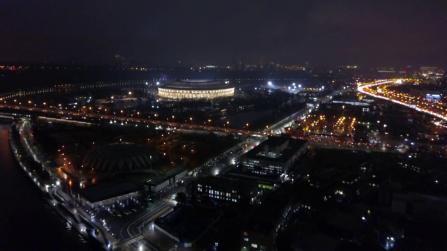 夜间莫斯科与卢日尼基体育场，鸟瞰图视频素材