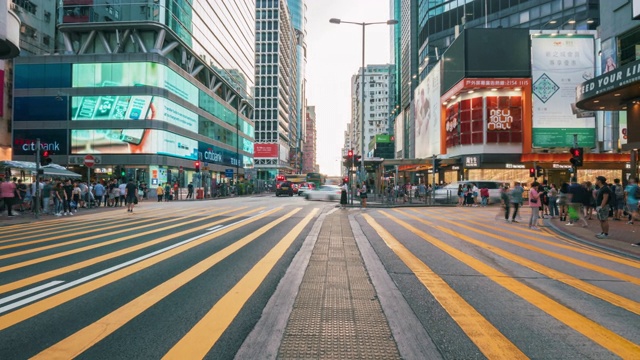 4K时间镜头，香港孟角，行人和交通车辆在人行横道上行走视频素材