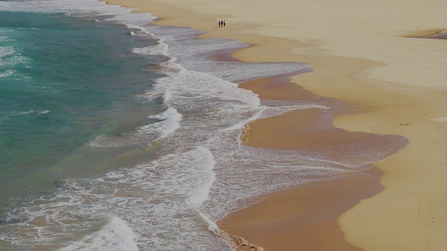 海浪和海滩的镜头视频素材