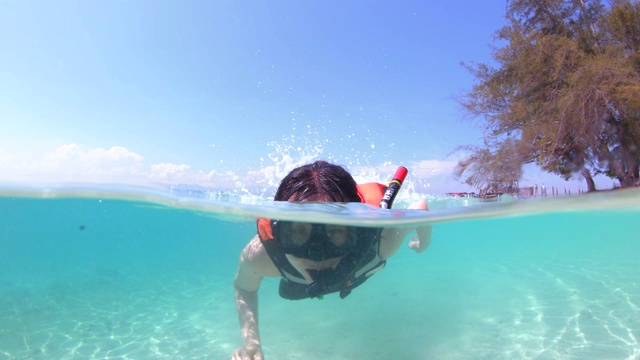 年轻女子在海洋中浮潜视频素材