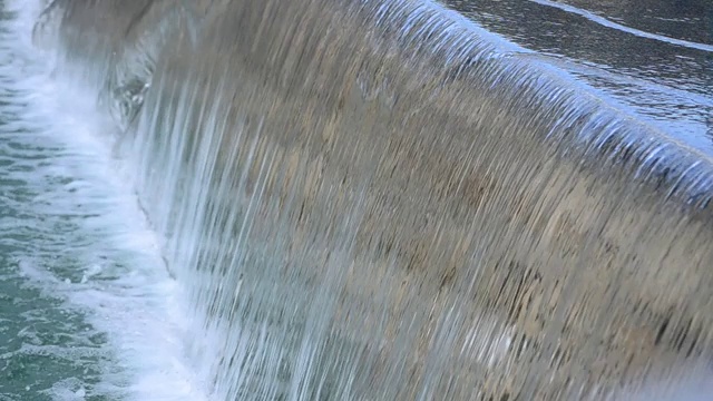 在城市喷泉中，水流湍急，产生了许多气泡视频下载