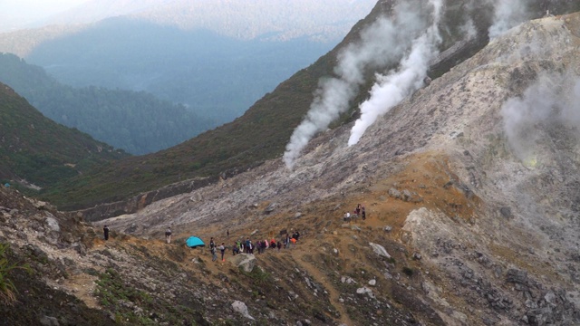 一群游客在西巴亚克山的火山口边缘视频素材