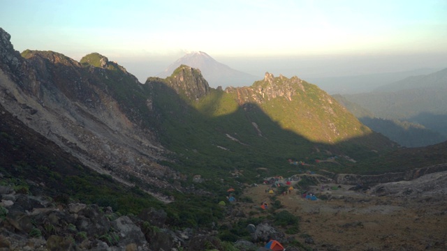 淘金:一群旅行者在西比亚克山火山口宿营视频素材