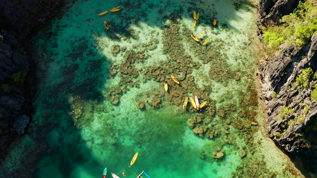 热带海水泻湖与游客，菲律宾，厄尔尼诺视频素材