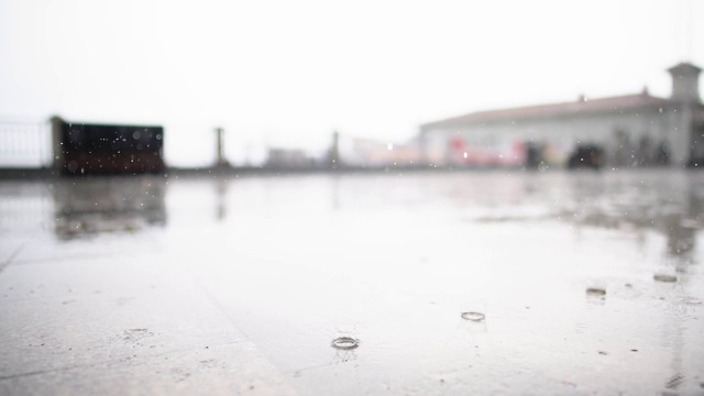 慢镜头雨点落在地上，模糊了背景，外面，阴天视频素材