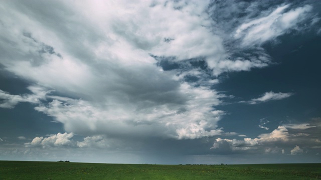 夏天雨天的乡村田园草地景观。壮观的天空与雨云在地平线上。农业和天气预报概念视频素材