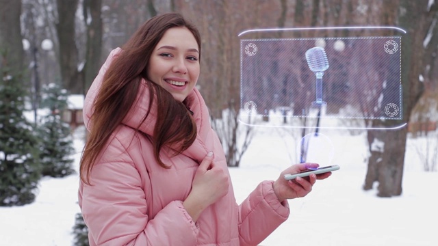 红发女孩用全息麦克风视频素材