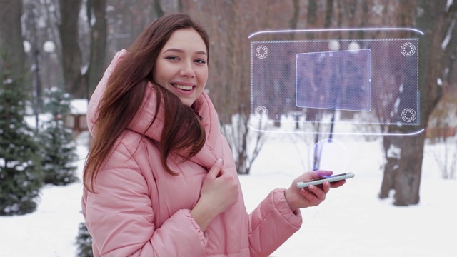 红发女孩，带着全息投影板视频素材