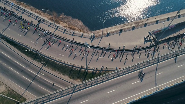 马拉松跑在桥的拐弯处。视频素材