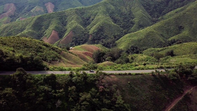 鸟瞰图上山路蜿蜒，汽车行驶，安全驾驶理念视频素材