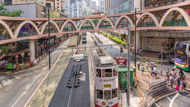 时间流逝，交通电车和运输巴士在香港天际线与背景办公室办公楼外观视频素材