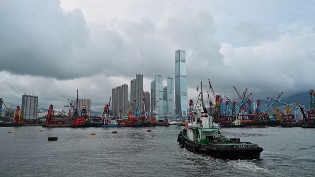 帆船在维多利亚港以香港天际线为背景视频素材