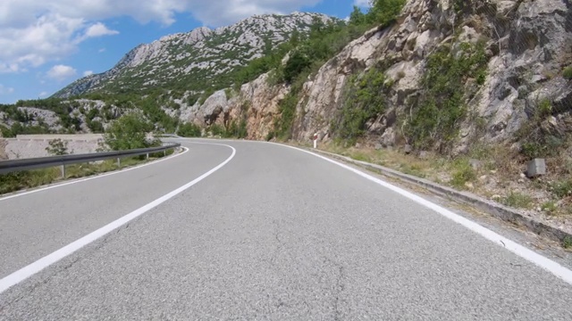 在地中海岛上蜿蜒的道路上驾驶视频素材