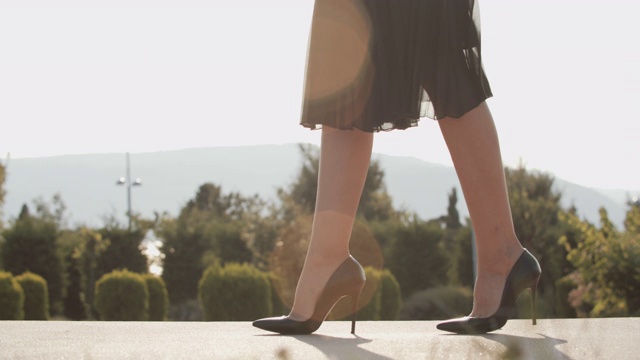 美丽的女人穿着高跟鞋走路视频素材