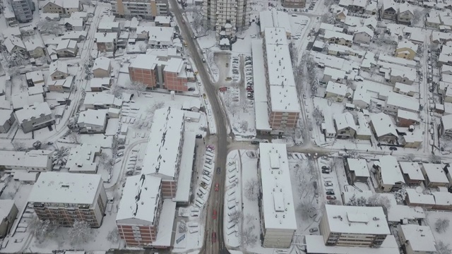 一个有公园的被雪覆盖的东欧城市。视频素材