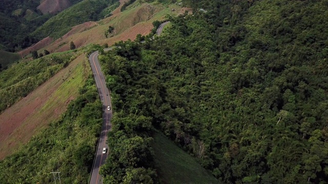 鸟瞰图上山路蜿蜒，汽车行驶，安全驾驶理念视频素材