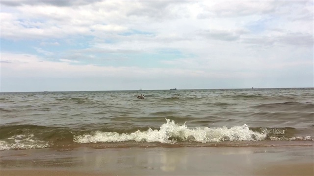 波罗的海的波浪在沙滩上翻滚。视频素材