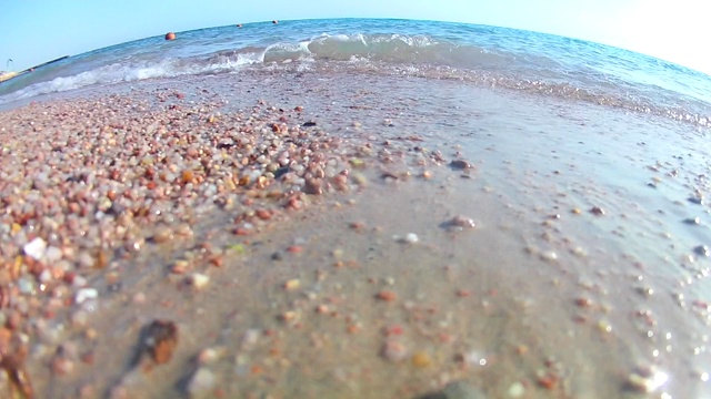 在晴朗的日子里，海浪在沙滩上冲浪，红海，从岸边俯瞰，超宽的圆角。慢动作标准动作。视频素材