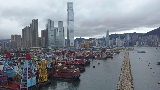 香港港口上的驳船视频素材