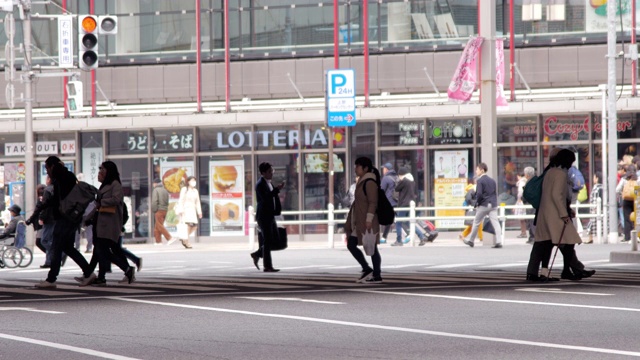 在日本东京，人们在人行横道上，慢镜头视频素材