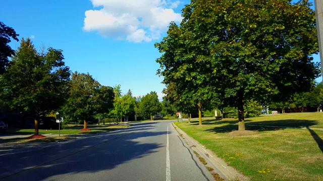 城市郊区四路停车标志交叉口道路与交通日视点。车辆在十字路口的全路停车和通行。视频素材