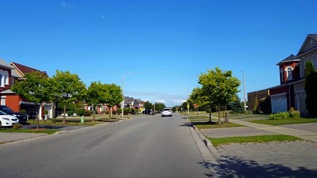 城市郊区四路停车标志交叉口道路与交通日视点。车辆在十字路口的全路停车和通行。视频素材